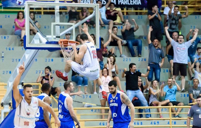 Lucas Cipolini durante a enterrada sobre o Pinheiros