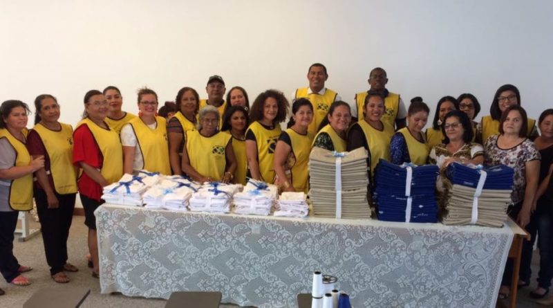 Voluntárias ajudam na confecção de roupas hospitalares para o Huerb